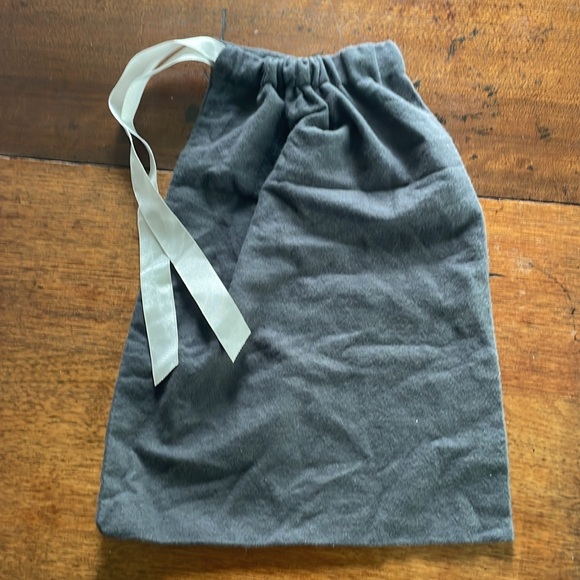 New Vera Wang Dust Bag - Picture 4 of 5